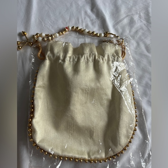 Hand embroidered potli bag - Picture 2 of 2